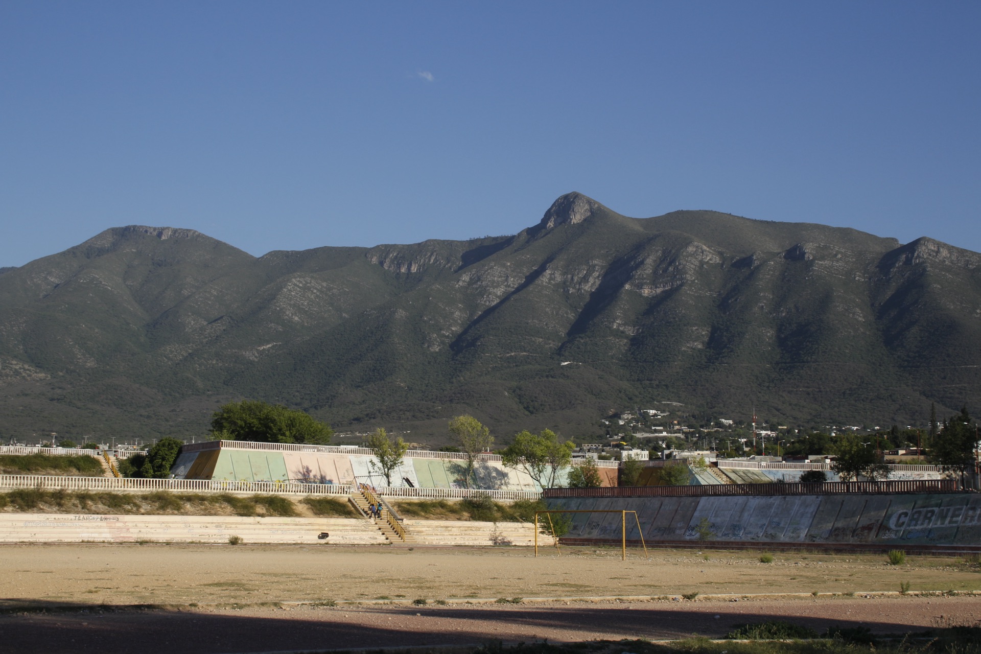 Sierra de Zapalinamé detrás de una cancha de tierra en Saltillo.